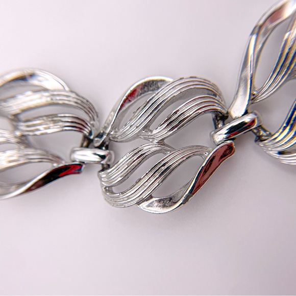 Vintage 1960’s Coro Signed Silver Tone Leaf Cutout Wide Link Bracelet - Picture 4 of 12